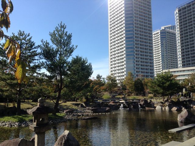 駅前ビル群近くなのに庭園もある_二子玉川公園
