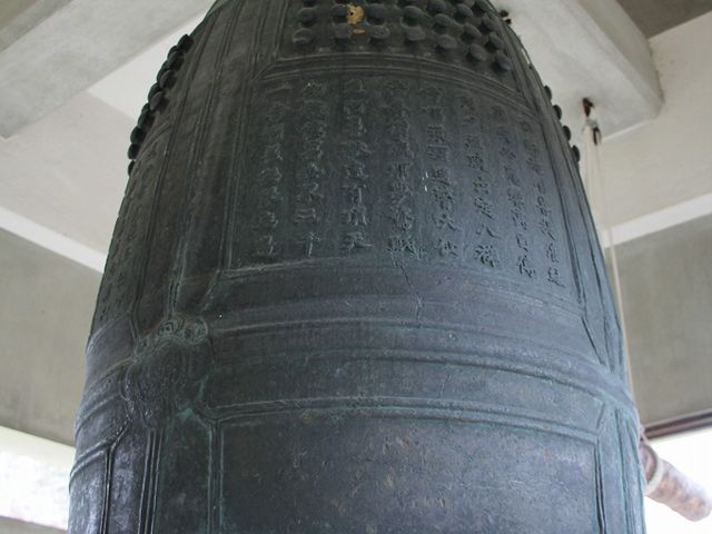 平安時代に鋳られた、国宝の梵鐘。さりげなく吊されているところがすごい。_栄山寺