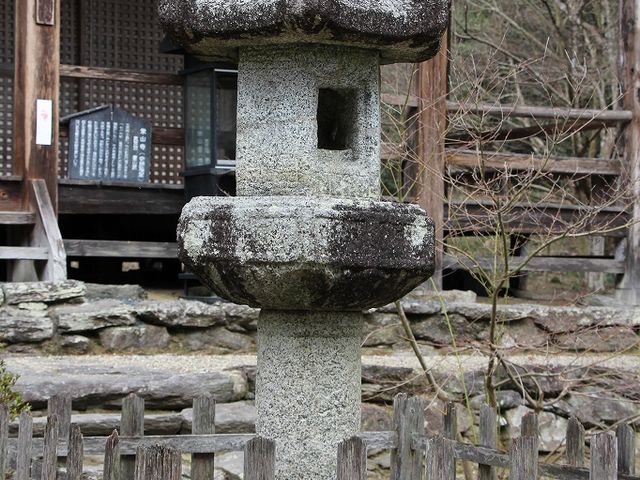 重要文化財の燈籠。_栄山寺