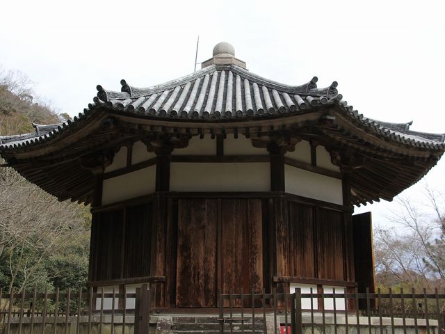 国宝の八角堂。_栄山寺