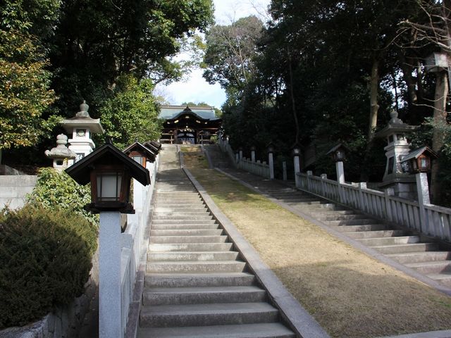 階段の下から拝殿を望む。_備後護国神社