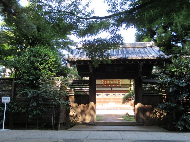 本堂前の門_麟祥院