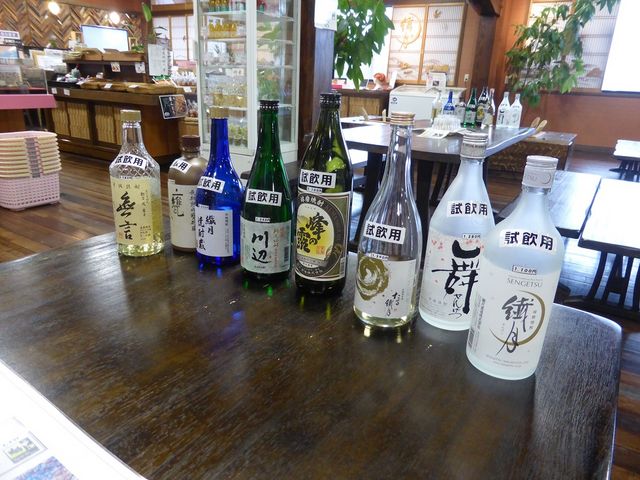 試飲の数も多い_焼酎蔵(繊月酒造)