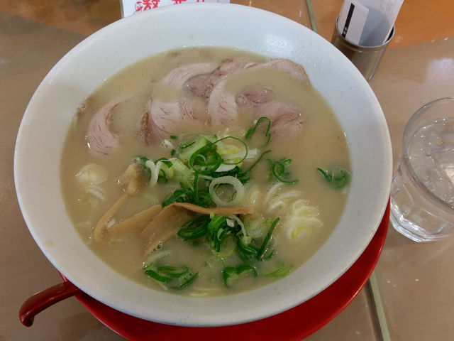 高安 一乗寺の中華そばです。
ネギが多くはいっていました。_高安 一乗寺