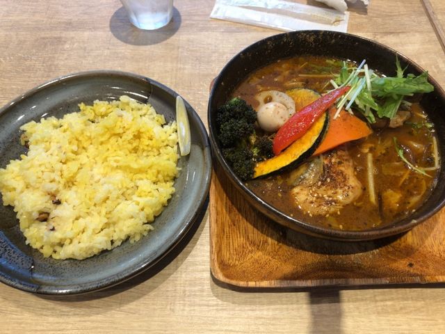 鶏肉が丸ごと入ったスープカレー_我楽多家 GARAKUTA-YA 新宿店