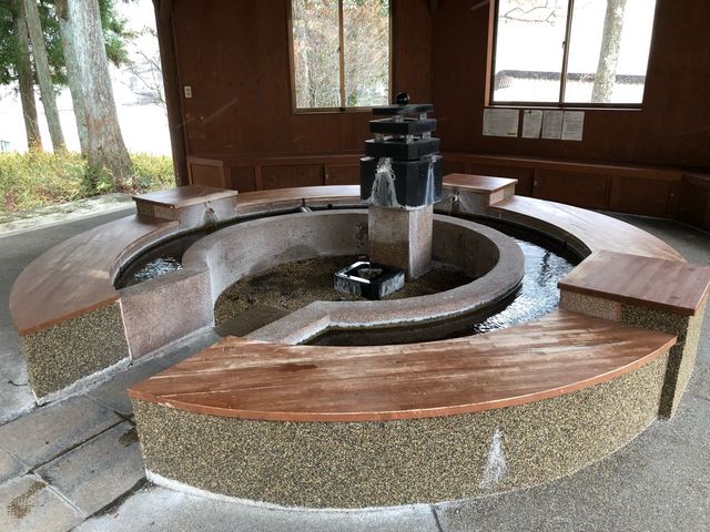 ゆずりは杜の足湯2(内部)円形の足湯浴槽の中心に飲泉する場所があります。_ゆずりは杜の足湯