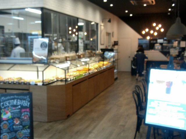 ケースにカラフルなパンたち。。_CISCO THE BAKERY 竹尾店