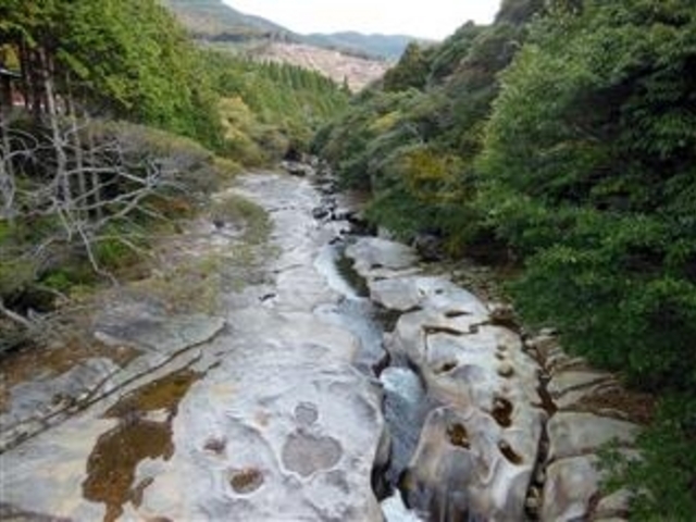 「鮎もどし自然公園」清流橋から上流の風景(対馬)_鮎もどし自然公園