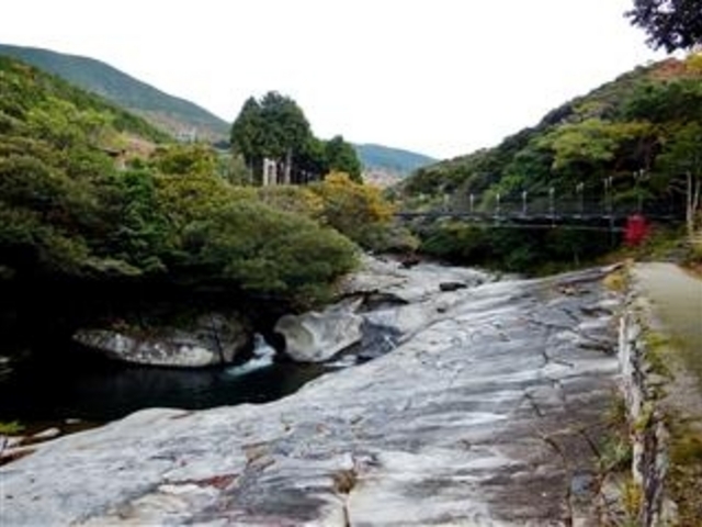 「瀬川下流からの風景」水遊びに最高の溜りが左側に有る(対馬)_鮎もどし自然公園