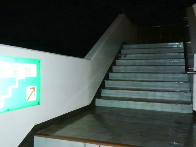 屋上展望台への階段_北陸自動車道徳光下りハイウエイショップ