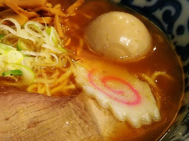 煮干し出汁が癖になる、そのわりにアッサリしているの旭川ラーメン。_らーめん山頭火 レイクタウン店