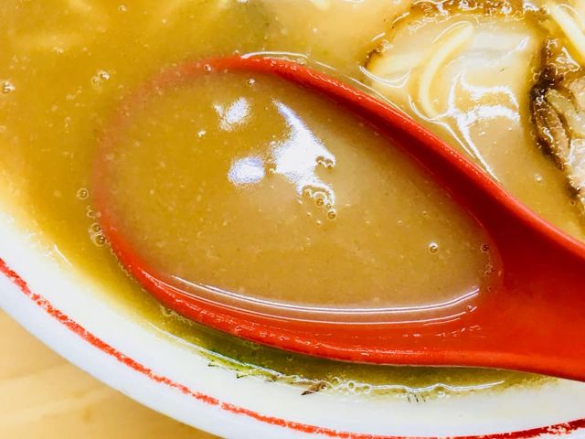 拉麺男(ラーメンマン)トンコツラーメン味噌入ってないけど味噌色のトンコツスープ_拉麺男