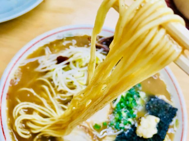 拉麺男(ラーメンマン)トンコツラーメン♪やや細麺は長め35pぐらい♪啜りがいがあるばい_拉麺男
