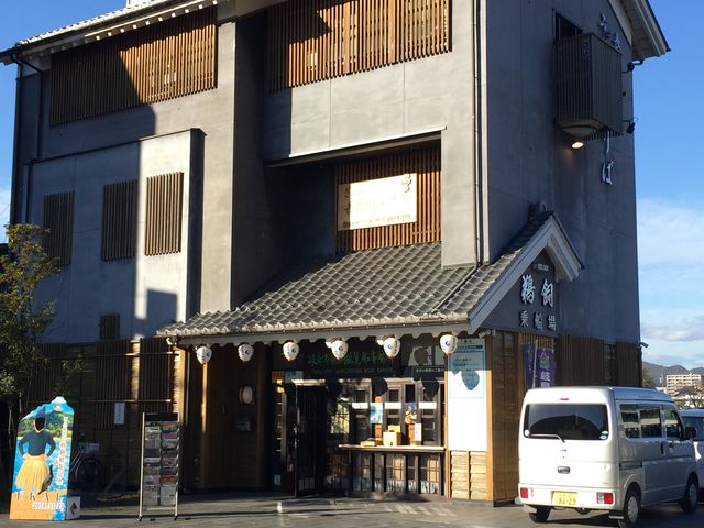 長良川沿いにあります_岐阜市鵜飼観覧船事務所