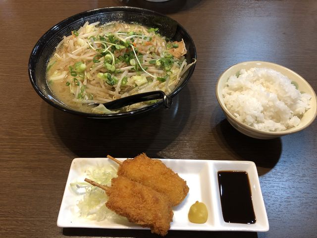 焼き野菜醤油ラーメンのセット!
野菜たっぷりですよ〜〜(^^)_五歩