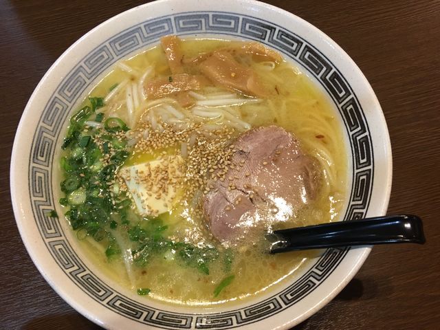 塩バターラーメン!
チャーシュートロトロ。スープサイコ〜。_五歩