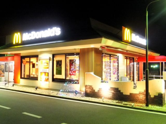 クリスマス間近らしい電飾:屋外にテラス席もあります。_マクドナルド伊賀上野店