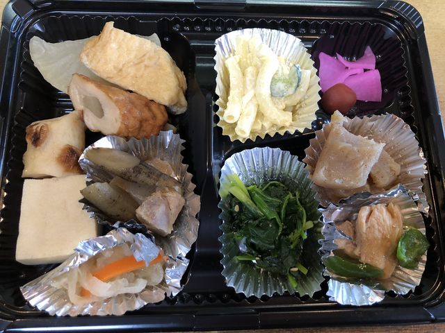 最近はお弁当だけでなくお惣菜のパック販売もあります。ひじきや高野豆腐、お浸しなど何でもあります。_好屋