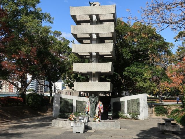 多くの折鶴が奉納されている_動員学徒慰霊塔