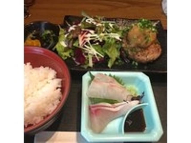 刺身とハンバーグ?_ダイニングキッチン魚豊