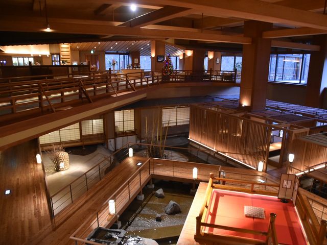 圧巻のロビー!_大川荘
