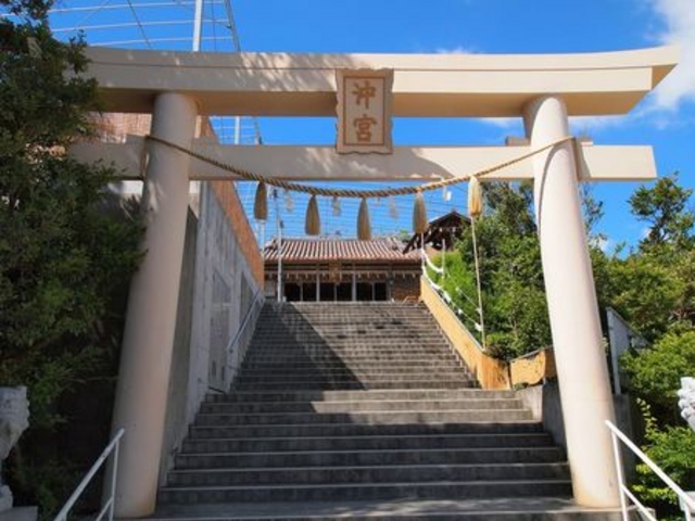 白い鳥居_沖宮