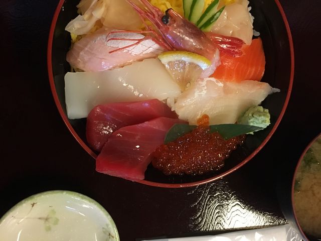 海鮮丼、安くて美味い。_市場食堂
