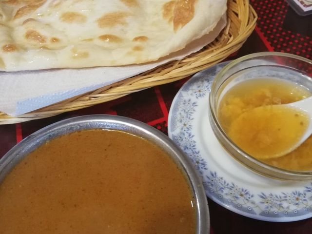 チキンカレー、ナン、スープ_サミアレストラン