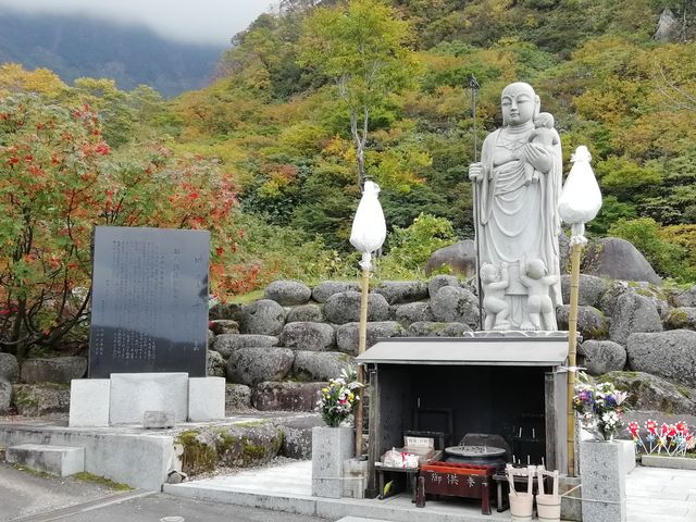 美しいお地蔵様です_湯殿山