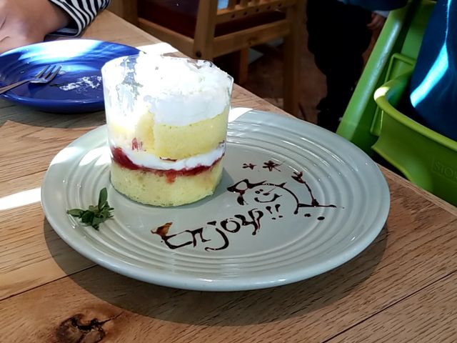 ケーキのお皿はチョコペンでデコってあって可愛いです★_RH CAFE(ロンハーマンカフェ)みなとみらい店