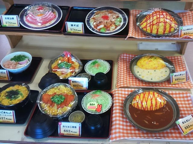 右上のジャンボオムライスの大きさに注目!_伊賀ドライブイン