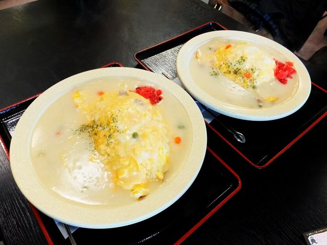 オムライスシチュー。手前がジャンボ1000円で、奥が普通サイズ750円。_伊賀ドライブイン