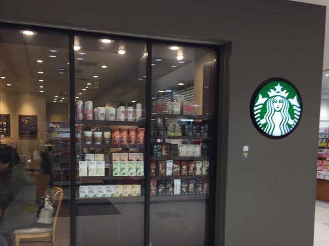 阪急電車と大阪モノレールの駅に直結_スターバックスコーヒー 蛍池ルシオーレ店