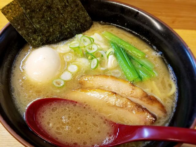 豚骨しょうゆラーメン
煮卵トッピング_麺屋 達