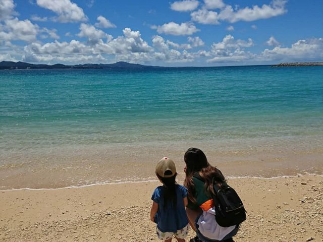エメラルドグリーンの海が広がってます_21世紀の森ビーチ