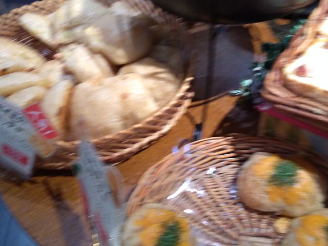 店内にあるフォカッチャ_Boulangerie KAWA