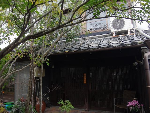 門をくぐった所。_手打ちそば 二八