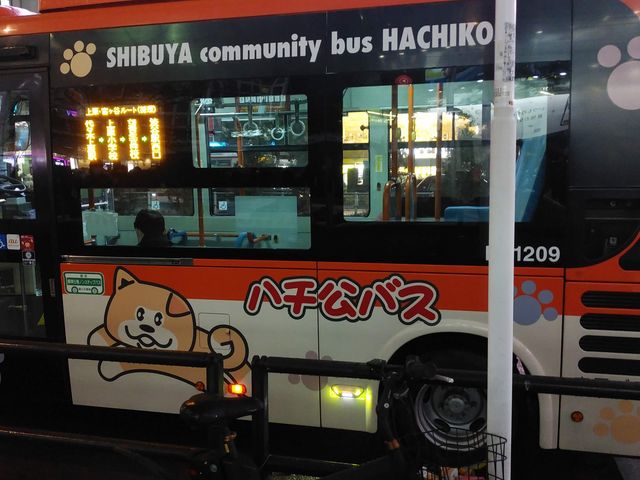 忠犬ハチ公像の前に停車中のハチ公バス_忠犬ハチ公像