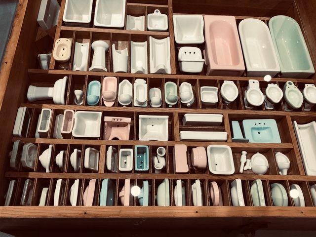 見本として商談に使われていた珍しいミニチュアの便器も_TOTOミュージアム