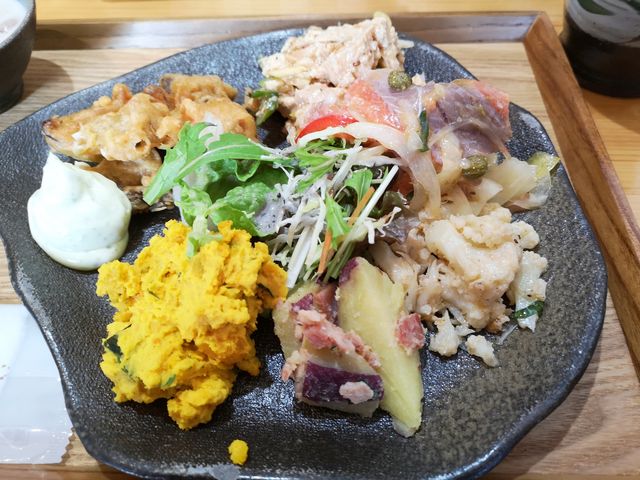 前菜、ほぼ全種取りました。左上の天ぷらが美味。_森のレストラン