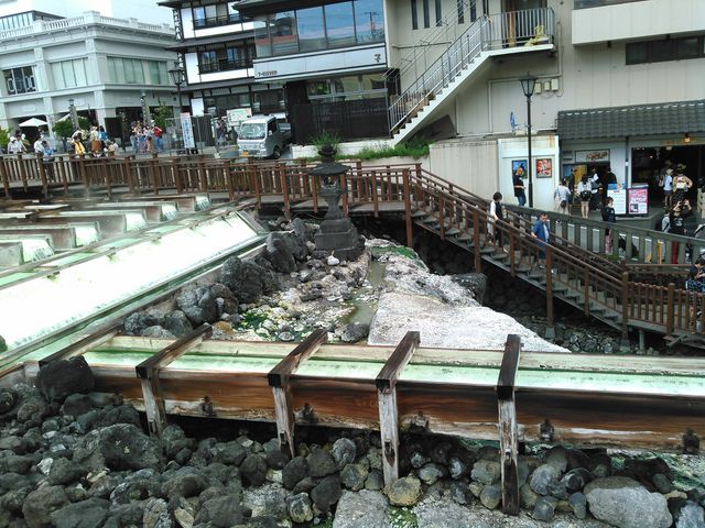 湯畑下部に有る色気の無いセブンさん_セブンイレブン 群馬草津湯畑店