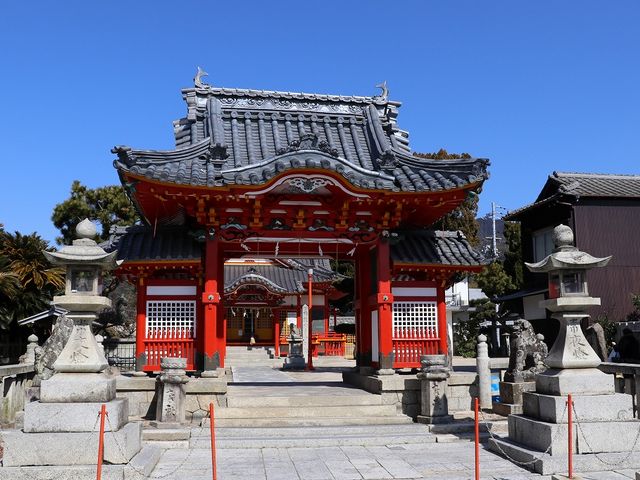 山門です。_柳井天満宮(菅原神社)/ソテツ群