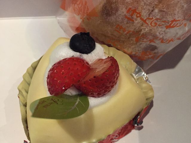 イチゴレアチーズ_白バラ サンエー経塚シティー店