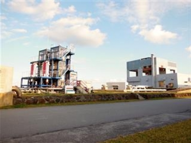 「海洋温度差発電実証試験設備と右が海洋深層水設備」(久米島)_久米島