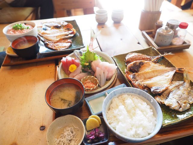 3種類の干物とお刺身セットのボリュームが凄い!_囲炉茶屋