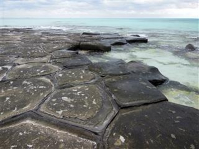 直径が1〜2mも有る「畳石」(久米島:奥武島)_畳石
