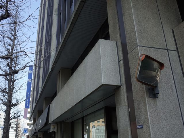 青い「京急」看板が目印。1階部分がカフェです。_京浜急行バス