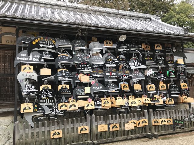 奉納されている左鎌の絵馬_猿投神社