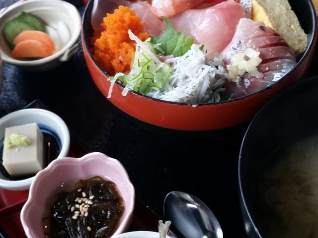 漁心めしを食べましたボリュームありましたよ。1,750円
締用のお出しが熱々だともっといいかな_えび満