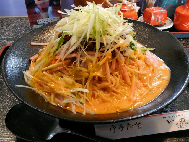 メガ盛りの特選辛味噌担々まぜそば
麺は3玉だったかな?
電車の時間もあまりなかったけど完食しました_和風らあめん いかり